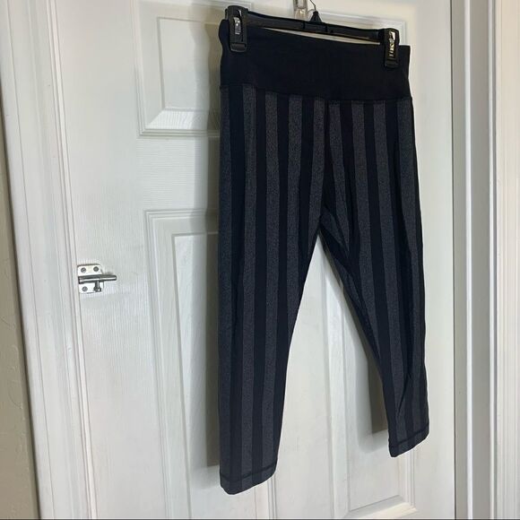 Lululemon Wunder Under Crop Leggings Size 6 Black and Gray Stripes - Picture 3 of 8